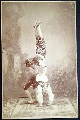 1a6b0ab3df9c3a4eb18762a233acdaa2--dark-circus-circus-performers