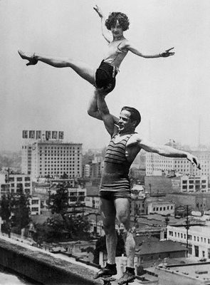 935515b09f100a57e68c7b064d9b7283--circus-acrobat-circus-circus